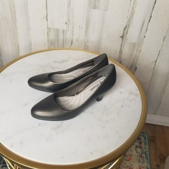 Easy Street Pewter Fabulous Classic Pump Narrow Width - Picture 5 of 8